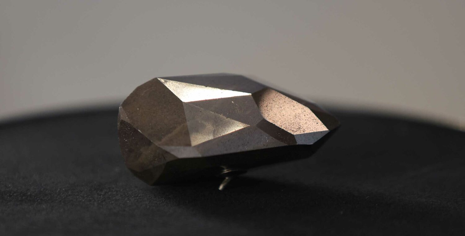 Το μεγαλύτερο φυσικό μαύρο διαμάντι στον κόσμο πουλήθηκε έναντι του ποσού των 3,75 εκατ. ευρώ σε δημοπρασία