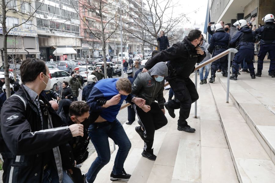 Εκδόθηκε το διεθνές ένταλμα σύλληψης για τον καταζητούμενο στην Αλβανία - Ξεκινούν σήμερα οι απολογίες των 8