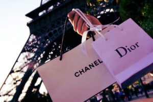 Dior- Chanel: Μία νέα σειρά παρουσιάζει το χρονικό της αντιπαλότητας μεταξύ των οίκων