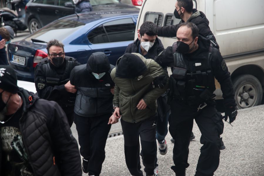 Δολοφονία Άλκη: Ο δράστης έχει τραύμα από το φονικό μαχαίρι στο χέρι του - Στον ανακριτή οι γονείς του Άλκη