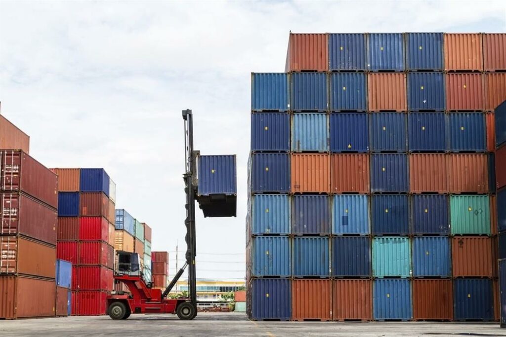 Εμπορικό έλλειμμα: Έκρηξη στα 24,02 δισ. το 2021, παρά την αύξηση των εξαγωγών