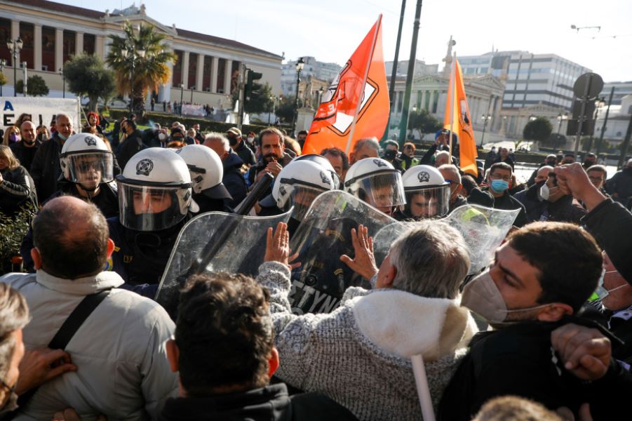 Επεισόδια στα Προπύλαια σε συγκέντρωση υγειονομικών (VIDEO & ΦΩΤΟ)