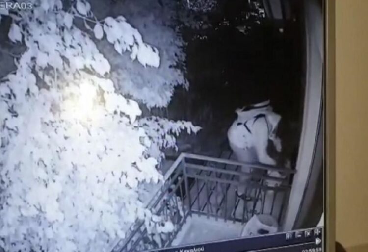 Βίντεο - ντοκουμέντο από την στιγμή της επίθεσης με γκαζάκια στο σπίτι του Δημήτρη Καμπουράκη