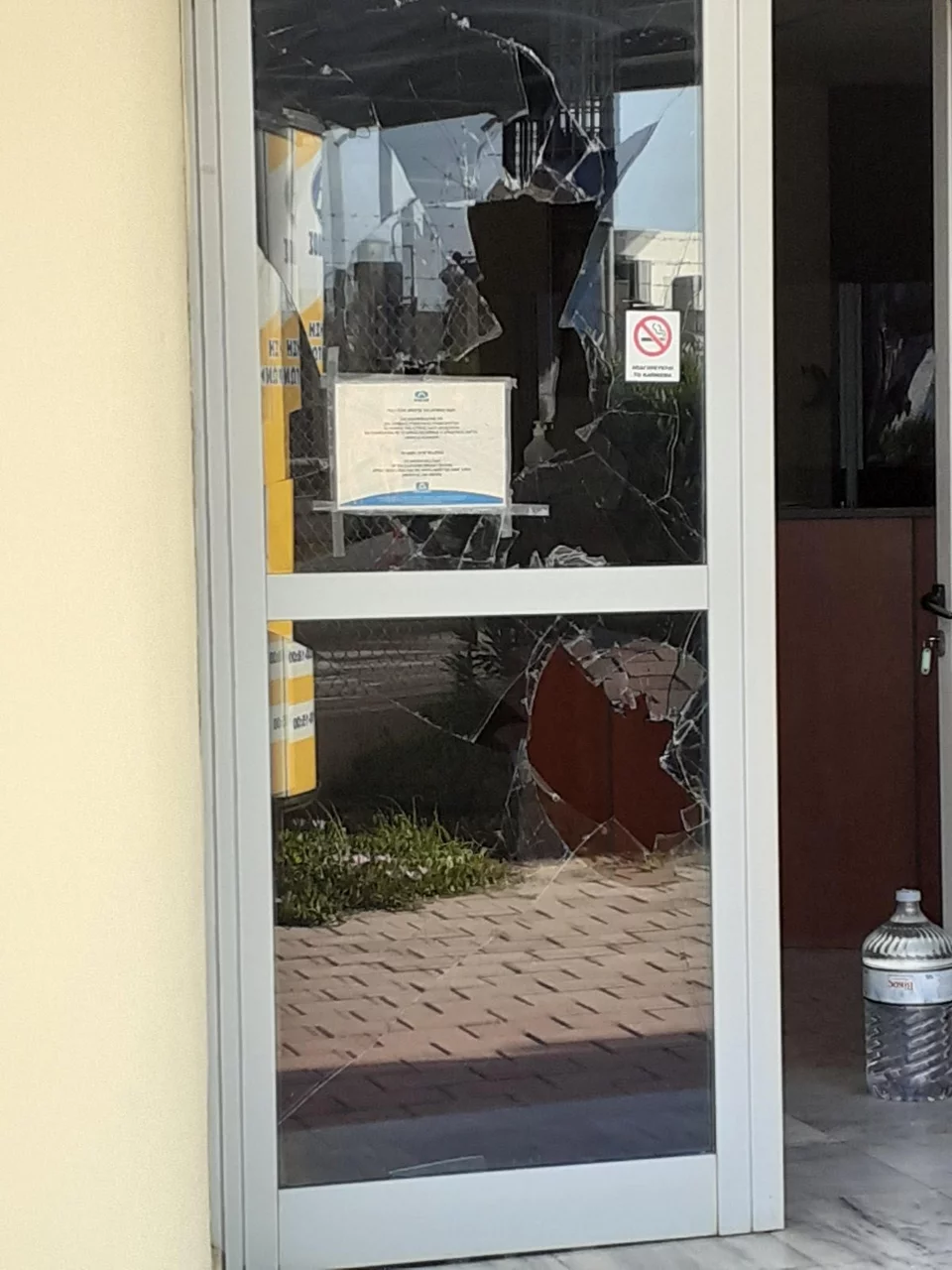 Δείτε φωτογραφίες από την επίθεση του Ρουβίκωνα στα γραφεία της Αττικής Οδού