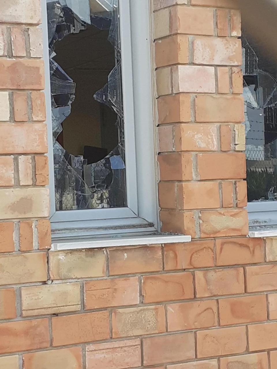 Δείτε φωτογραφίες από την επίθεση του Ρουβίκωνα στα γραφεία της Αττικής Οδού