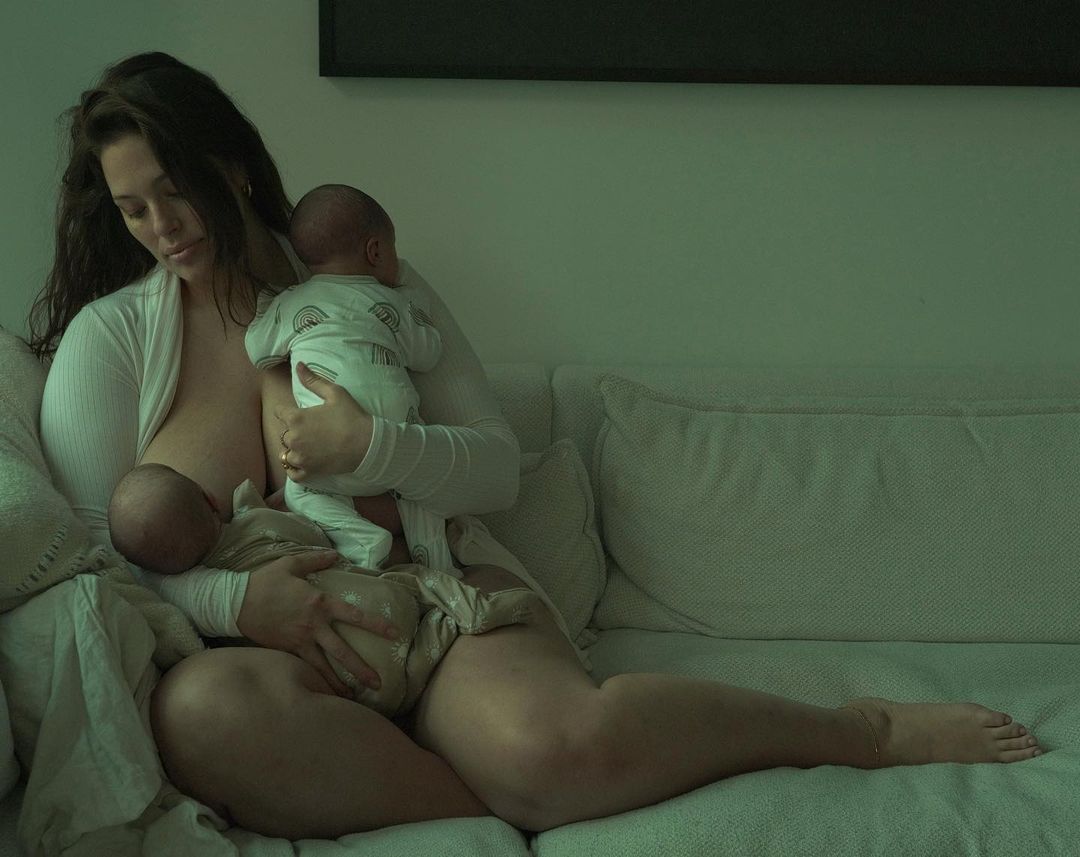 Άσλεϊ Γκράχαμ: θηλάζει τους δίδυμους γιους της- Η πρώτη φωτογραφία στο Instagram