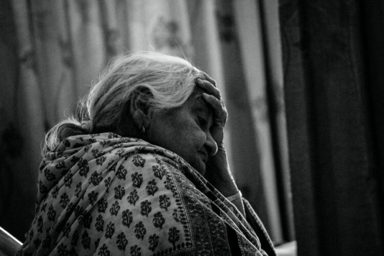 Φτωχή ηλικιωμένη έκλεψε από σούπερ μάρκετ στο Ίλιον και μετά προσπάθησε να αυτοκτονήσει «από ντροπή»