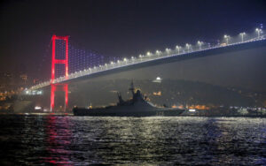Τουρκία: Επιβάλλει περιορισμούς στη διέλευση πολεμικών πλοίων στα Στενά του Βοσπόρου