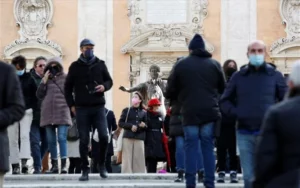 Ιταλία: Αίρεται από σήμερα η υποχρέωση χρήσης μάσκας σε ανοιχτούς χώρους