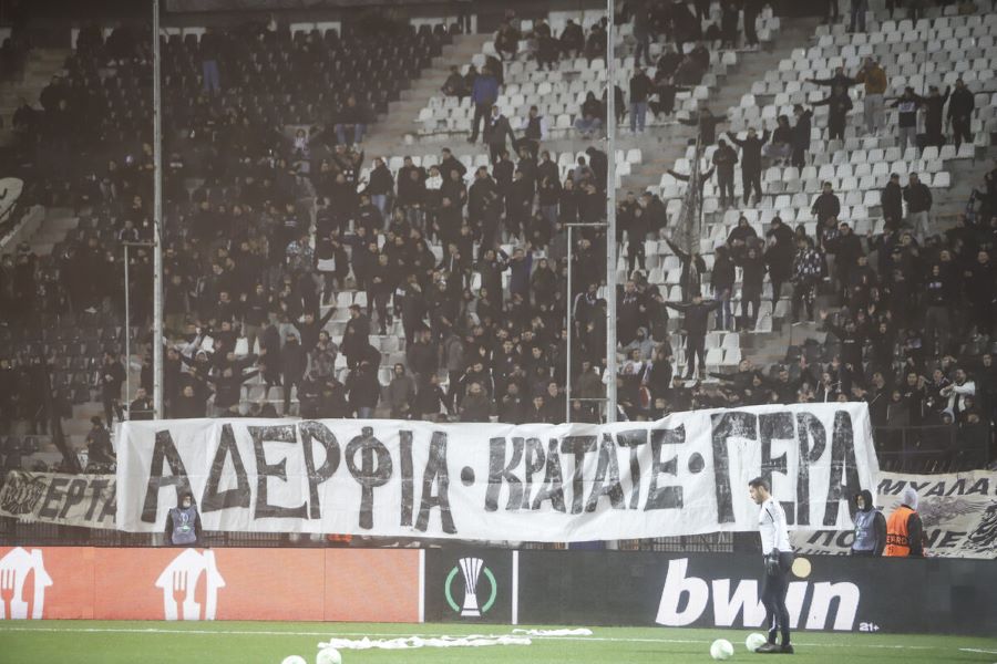 Οπαδοί του ΠΑΟΚ σήκωσαν πανό υποστήριξης στους δολοφόνους του Άλκη - Καταδικάζει η ΠΑΕ