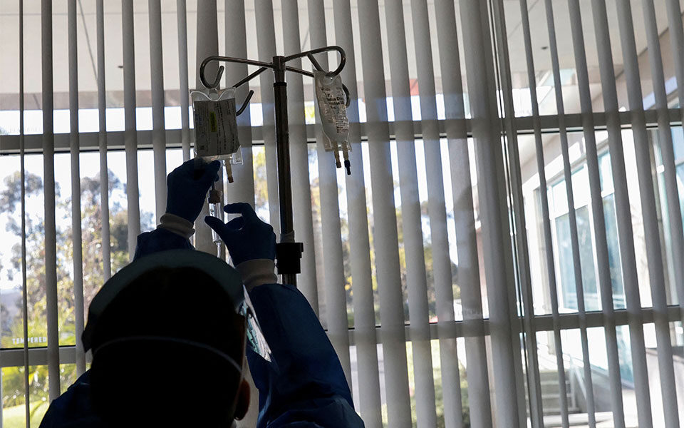 Μόσιαλος για «Όμικρον»: Είναι αποτελεσματικά τα μονοκλωνικά αντισώματα;