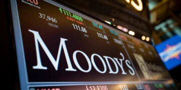 Moody’s: Υποβαθμίζει σε «αρνητικό» το outlook της Κίνας