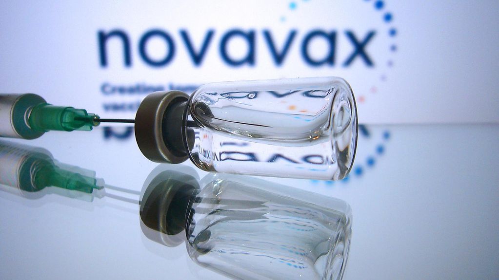 Εμβόλιο της Novavax: Πότε ξεκινούν οι δόσεις στην Ελλάδα - Οι διαφορές του με τα mRNA εμβόλια