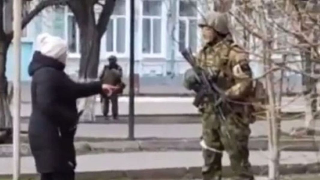 Ουκρανία - Γυναίκα τα «βάζει» με Ρώσους στρατιώτες: «Τι σκ@@@ κάνετε στη χώρα μας;» (vid)