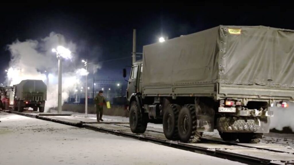 Ρωσία: Πάνω από 100 φορτηγά με στρατιώτες κατευθύνονται στα σύνορα με την Ουκρανία