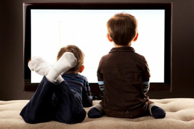Αυξημένος ο κίνδυνος αυτισμού στα παιδιά που βλέπουν πάνω από δύο ώρες τηλεόραση την ημέρα