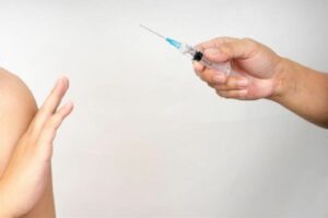 Πως συνδέονται τα παιδικά τραύματα με την άρνηση των εμβολίων Covid-19
