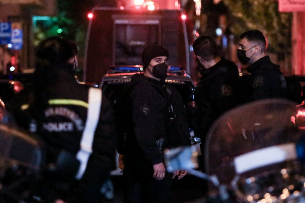 Παλλήνη: Συνελήφθη ο άντρας που κρατούσε ομήρους τη γυναίκα και τη μητέρα του