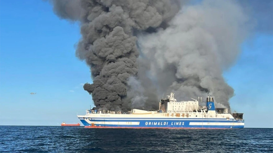 Φωτιά σε πλοίο κοντά στην Κέρκυρα - Δύο εγκλωβισμένοι 