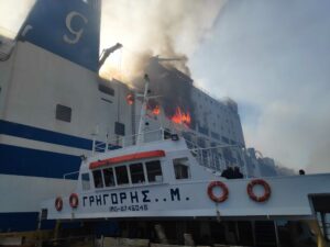 Φωτιά σε πλοίο στην Κέρκυρα: 11 αγνοούμενοι στις έρευνες και ομάδα υποβρυχίων αποστολών