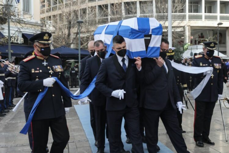 Αυτήν την ώρα η κηδεία του Χρήστου Σαρτζετάκη - Το τελευταίο αντίο με τιμές αρχηγού κράτους (ΦΩΤΟ)