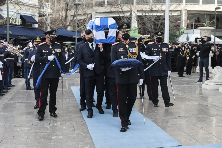 Αυτήν την ώρα η κηδεία του Χρήστου Σαρτζετάκη - Το τελευταίο αντίο με τιμές αρχηγού κράτους (ΦΩΤΟ)