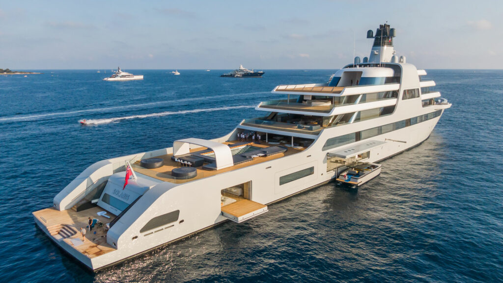 Ποιες κυρώσεις; Τα τζετ και τα superyachts των Ρώσων ολιγαρχών αλωνίζουν