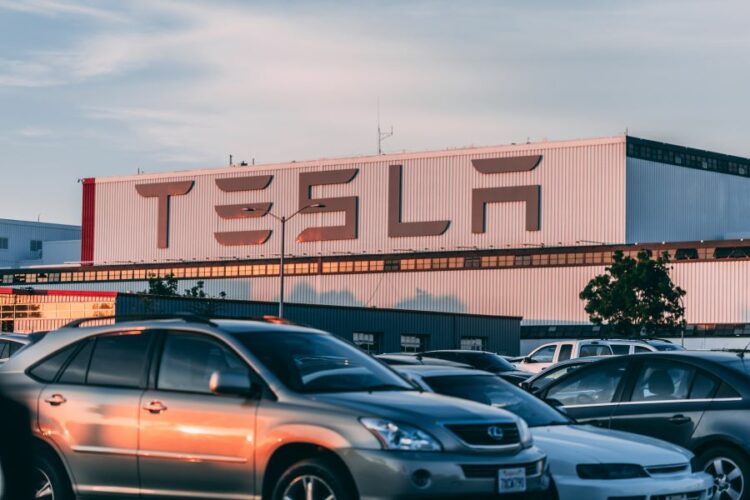 Tesla: Οι 10 κανόνες που πρέπει να ακολουθούν οι εργαζόμενοι για να μην απολυθούν