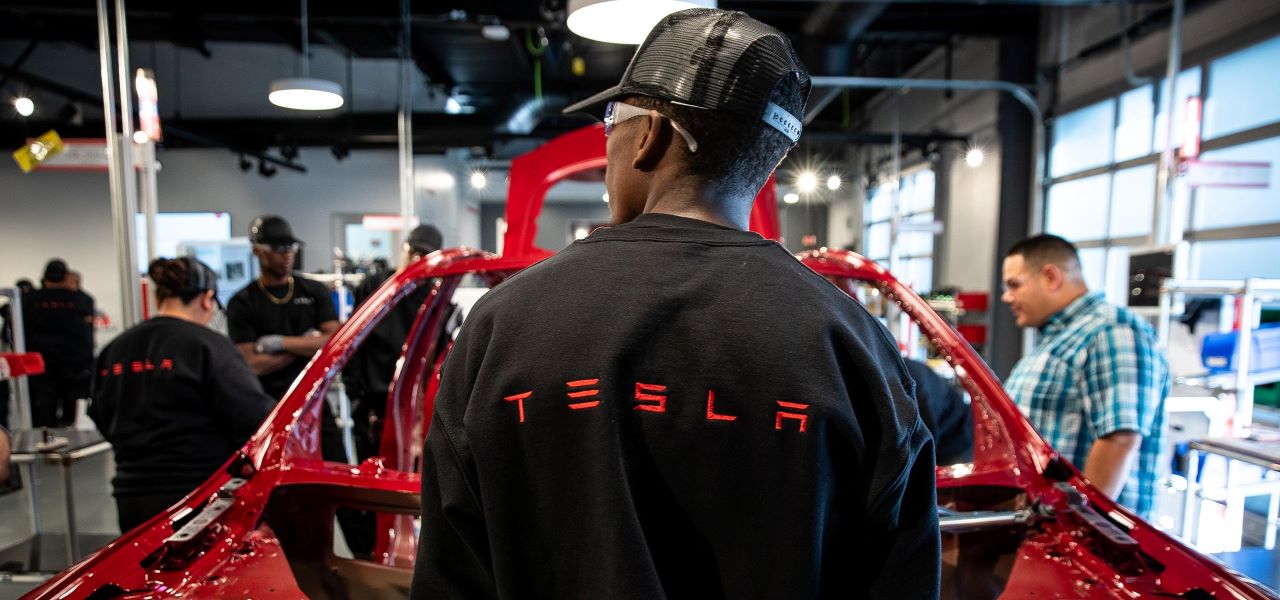 Tesla: Οι 10 κανόνες που πρέπει να ακολουθούν οι εργαζόμενοι για να μην απολυθούν