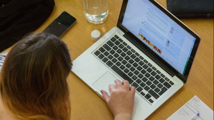 «Καμπανάκι» ΠΟΥ για την τηλεργασία: Κίνδυνοι για τη σωματική και ψυχική υγεία