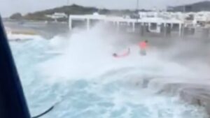 Κύματα παρασύρουν τους καβοδέτες στο λιμάνι της Τήνου (Βίντεο)