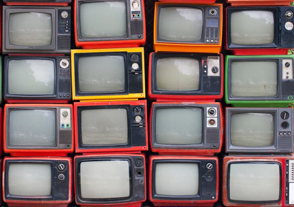 To ζευγαράκι που περιφέρεται στην TV