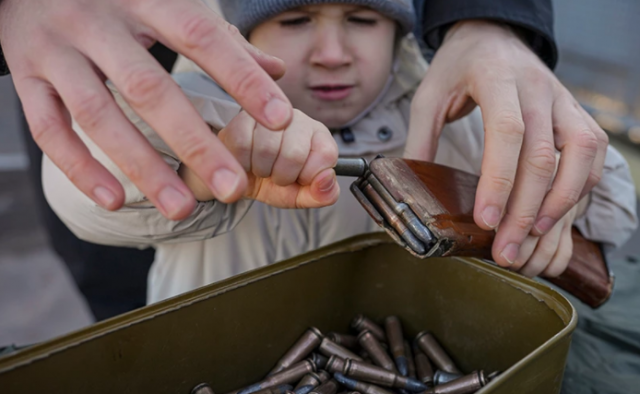Ουκρανοί στρατιώτες εκπαιδεύουν πολίτες - Δίνουν όπλα σε παιδιά και ηλικιωμένους (photos)