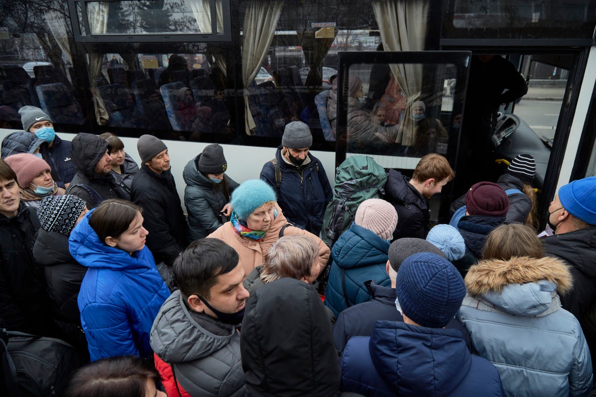 Οι χώρες της κεντρικής Ευρώπης υποδέχονται χιλιάδες πρόσφυγες, κυρίως γυναίκες και παιδιά, από την Ουκρανία
