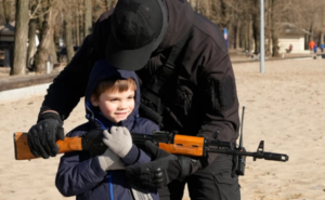 Ουκρανοί στρατιώτες εκπαιδεύουν πολίτες - Δίνουν όπλα σε παιδιά και ηλικιωμένους (photos)