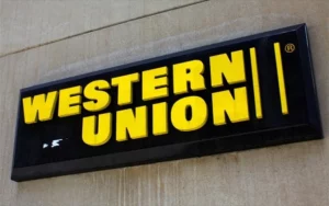 Western Union: Αναστέλλει τις εσωτερικές μεταφορές χρημάτων στη Ρωσία