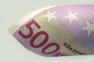 Σοβαρές αντιδράσεις για πληρωμές με μετρητά μέχρι 500 ευρώ και από επιχειρηματίες