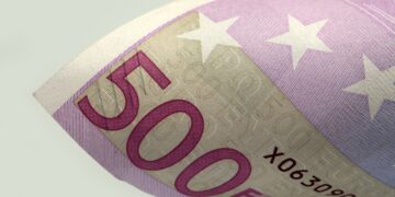 Σοβαρές αντιδράσεις για πληρωμές με μετρητά μέχρι 500 ευρώ και από επιχειρηματίες