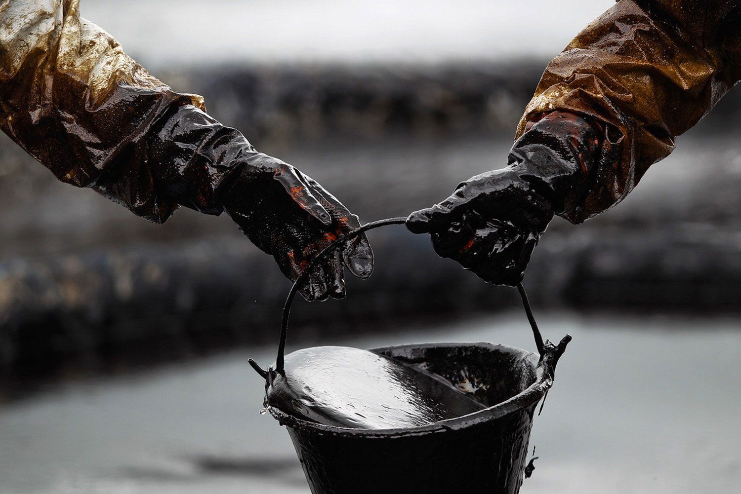 Πετρελαϊκό σοκ και ύφεση βλέπει η Goldman Sachs στο δυσμενές σενάριο