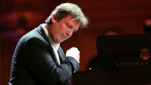Μπερεζόφκσι: «Κόψτε το ρεύμα στην Ουκρανία, πολιορκήστε την», είπε ο διάσημος πιανίστας