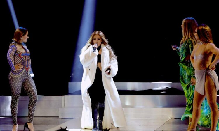 Η Jennifer Lopez σε μια εντυπωσιακή εμφάνιση με drag queens τραγούδησε για την ισότητα
