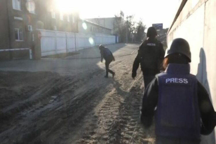 Βρετανοί δημοσιογράφοι δέχτηκαν πυρά έξω από το Κίεβο - Ένας τραυματίας