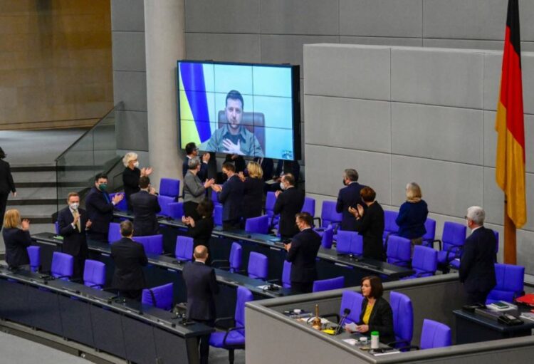 Ζελένσκι στη γερμανική Βουλή: «Καταστρέφεται ένας λαός, γκρεμίστε το τείχος που χτίζει η Ρωσία»