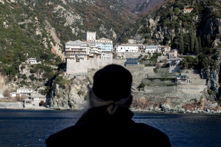 Μυστηριώδης κατάθεση 650.000 ευρώ σε μοναχό του Αγίου Όρους
