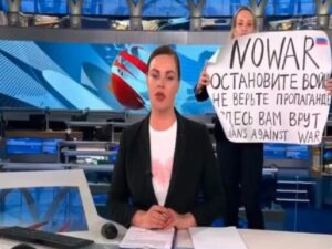 Μαρίνα Οβσιανίκοβα: Αγνοείται η δημοσιογράφος που παρενέβη με αντιπολεμικό μήνυμα στο Channel One