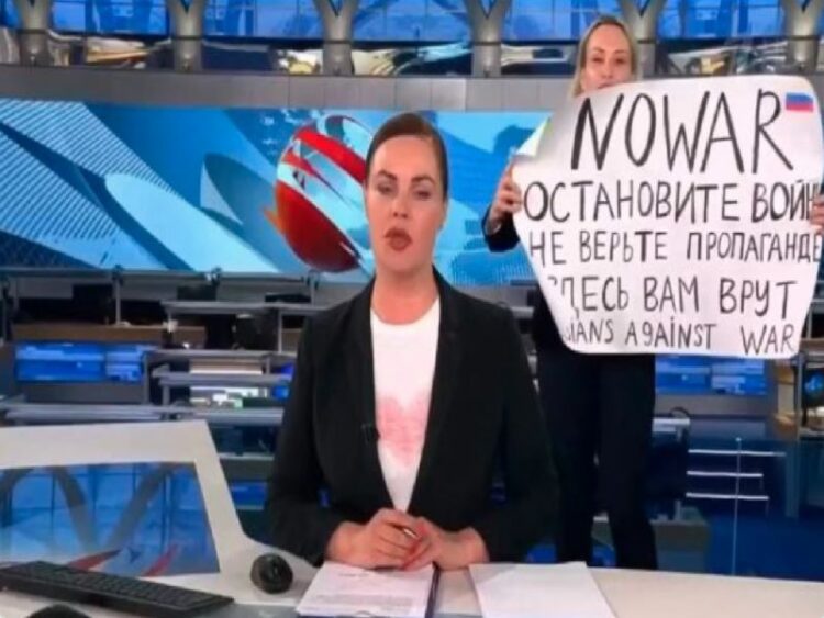 Μαρίνα Οβσιανίκοβα: Αγνοείται η δημοσιογράφος που παρενέβη με αντιπολεμικό μήνυμα στο Channel One