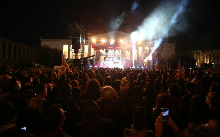 Πλήθος κόσμου στην αντιπολεμική συναυλία στα Προπύλαια - Παρόντες Τσίπρας, Τσακαλώτος, Αχτσιόγλου