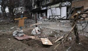 Πόλεμος στην Ουκρανία: Πλημμύρισε με αυτοσχέδιους τάφους η Μαριούπολη