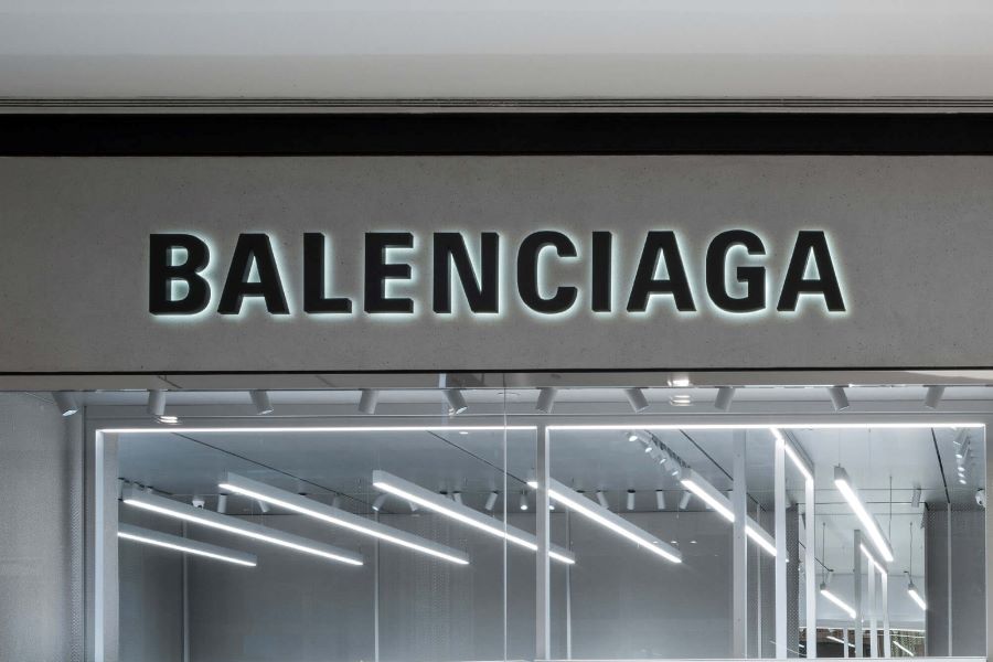 Balenciaga: Διέγραψε όλες τις δημοσιεύσεις στο Instagram και άφησε μόνο την σημαία της Ουκρανίας