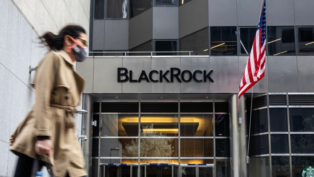 funds Τι «μαγειρεύουν» στην Αθήνα Macquarie, KKR, CVC, First, Blackrock, Oaktree;